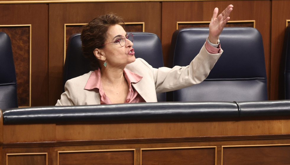 La vicepresidenta primera y ministra de Hacienda, María Jesús Montero, durante una sesión de control al Gobierno, en el Congreso de los Diputados, a 18 de febrero de 2026, en Madrid (España).