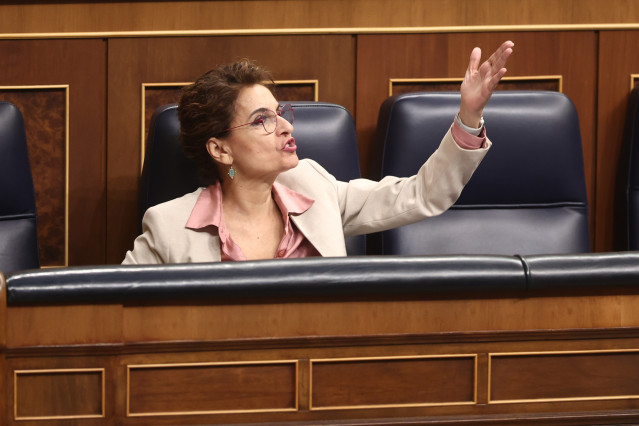 La vicepresidenta primera y ministra de Hacienda, María Jesús Montero, durante una sesión de control al Gobierno, en el Congreso de los Diputados, a 18 de febrero de 2026, en Madrid (España).