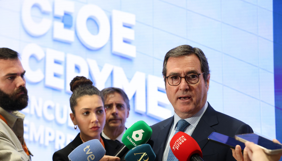 El presidente de la CEOE, Antonio Garamendi, atiende a los medios de comunicación durante el encuentro ’15 años de compromiso con España’, en la sede de la CEOE, a 13 de enero de 2026, en Madri
