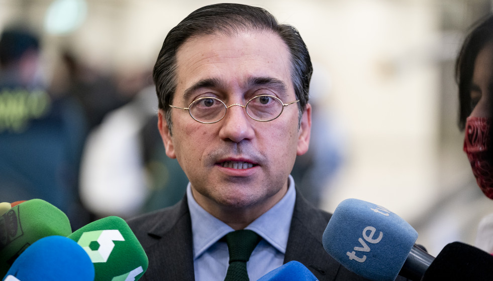 Archivo - El ministro de Asuntos Exteriores, Unión Europea y Cooperación, José Manuel Albares, responde a los medios en el Aeropuerto Adolfo Suárez Madrid Barajas donde ha acudido a recibir a los 