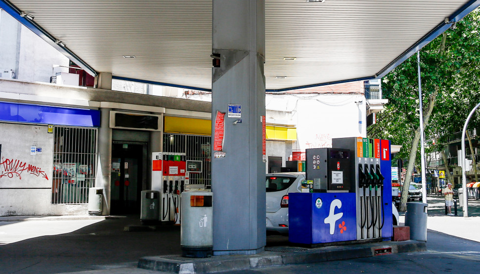 Archivo - Gasolinera en Madrid.
