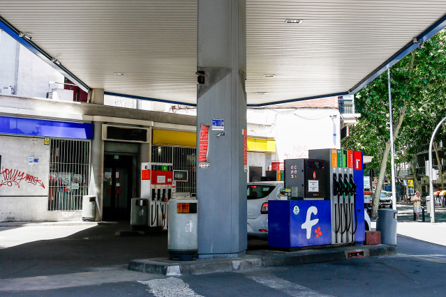 Archivo - Gasolinera en Madrid.