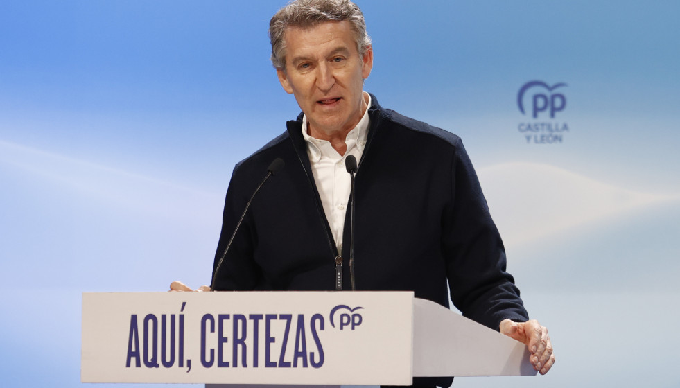 El presidente del Partido Popular, Alberto Núñez Feijóo, interviene durante un mitin, en el Teatro Centro Cultural San Agustín, a 10 de marzo de 2026, en El Burgo de Osma, Soria, Castilla y León 