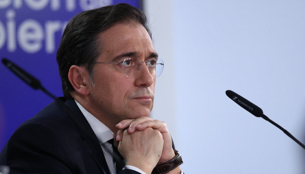 (I-D) El ministro de Exteriores, José Manuel Albares