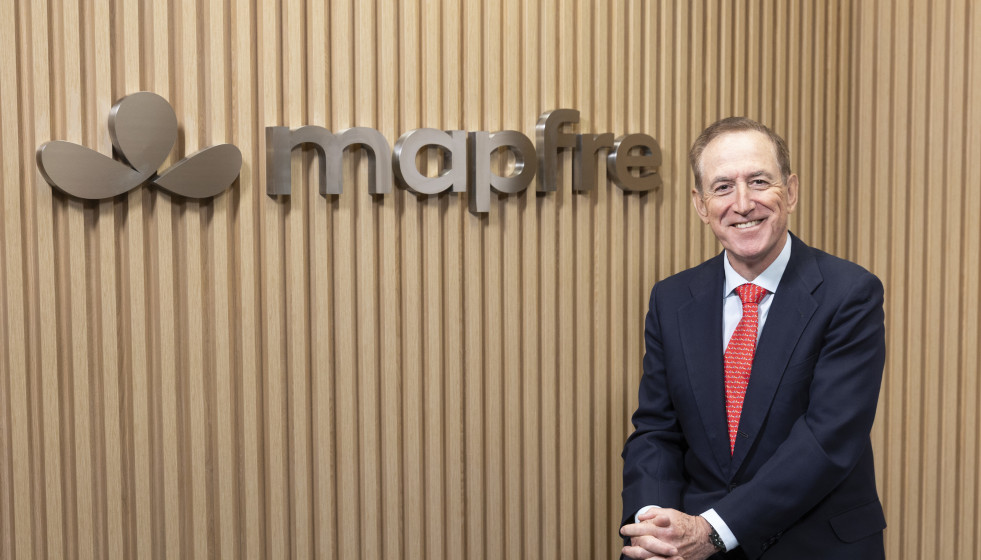 Archivo - El presidente de Mapfre, Antonio Huertas, junto a la nueva identidad de Mapfre.