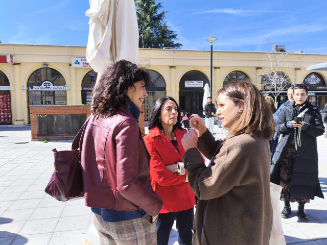 De izquierda a derecha, la ministra de Igualdad, Ana Redondo, la secretaria de Organización del PSOE, Rebeca Torró, y la cabeza de lista socialista por Valladolid a las Cortes de Castilla y León, Patricia Gómez Urbán, en Valladolid.