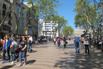 Archivo - Personas paseando por una calle en Barcelona.