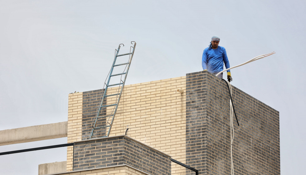Archivo - Un operario trabajando en la construcción