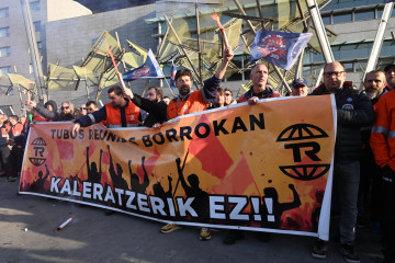 Trabajadores de Tubos Reunidos se concentran contra el ERE, frente al Palacio Euskalduna de Bilbao, a 26 de febrero de 2026, en Bilbao, Vizcaya, País Vasco (España)