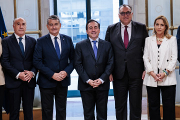 Archivo - El ministro de Asuntos Exteriores, José Manuel Albares (3d) y el consejero de Interior, Antonio Sanz Cabello(2i), durante su reunión con autoridades del Campo de Gibraltar, en la sede del 