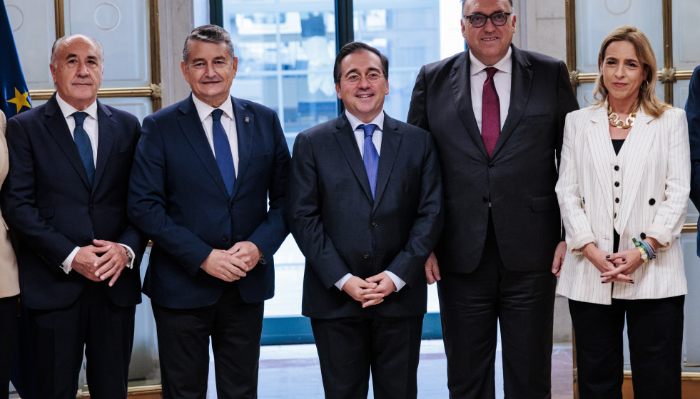 Archivo - El ministro de Asuntos Exteriores, José Manuel Albares (3d) y el consejero de Interior, Antonio Sanz Cabello(2i), durante su reunión con autoridades del Campo de Gibraltar, en la sede del 