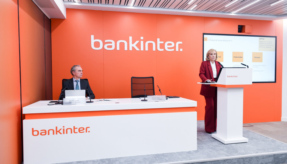 Archivo - La consejera delegada de Bankinter, Gloria Ortiz, y el director financiero, Jacobo Díaz, durante una rueda de prensa, en la sede de Bankinter.