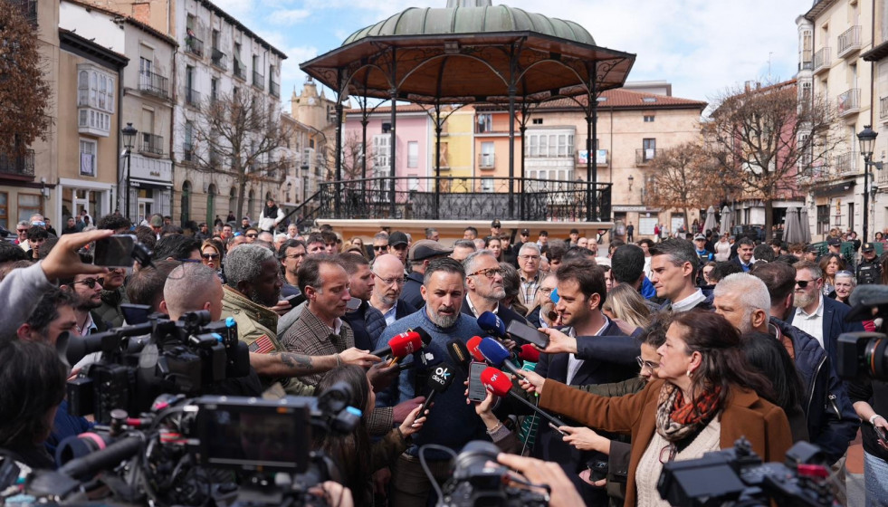 El líder de Vox, Santiago Abascal, atiende a los medios de comunicación en Miranda de Ebro (Burgos) en el marco de la campaña electoral de Castilla y León.