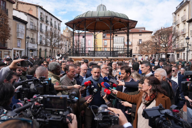 El líder de Vox, Santiago Abascal, atiende a los medios de comunicación en Miranda de Ebro (Burgos) en el marco de la campaña electoral de Castilla y León.