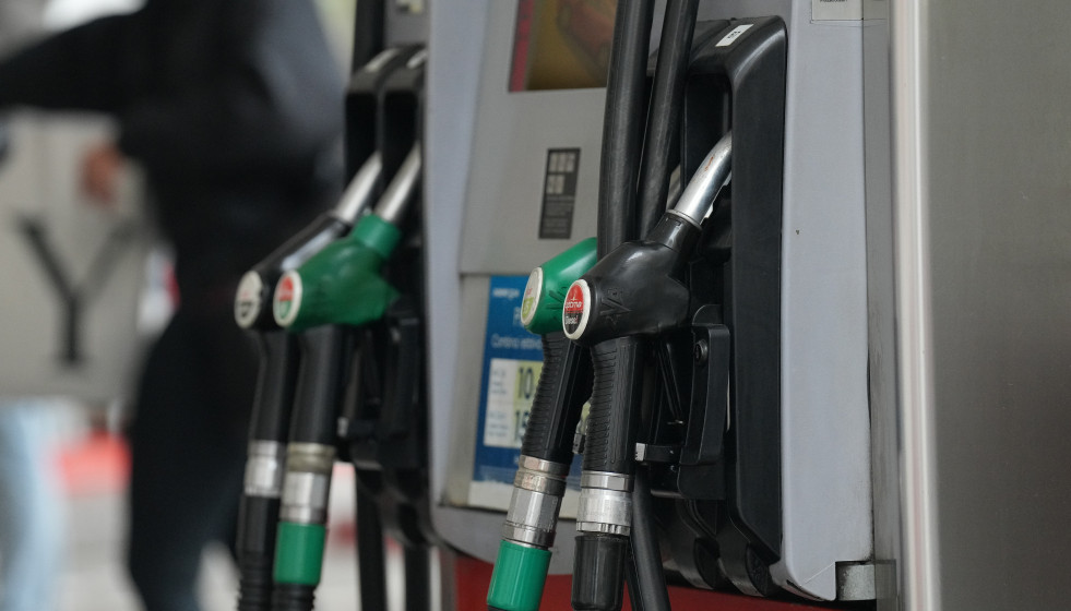 Una persona echa combustible