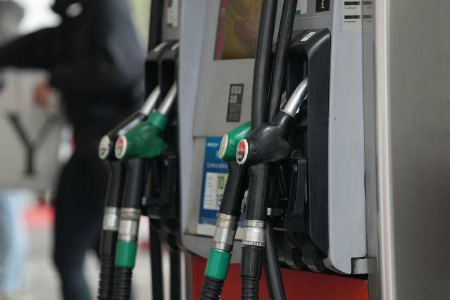 Una persona echa combustible