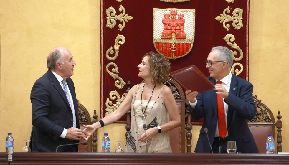 Archivo - La ministra de Hacienda, María Jesús Montero, y el alcalde de Algeciras, José Ignacio Landaluce, en una imagen de archivo.