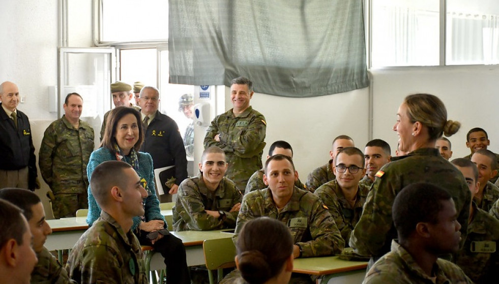 Margarita Robles en el Centro de Formación de Tropa de San Fernando.