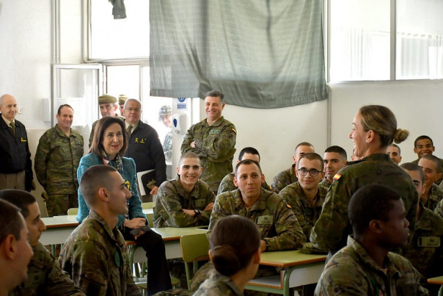 Margarita Robles en el Centro de Formación de Tropa de San Fernando.