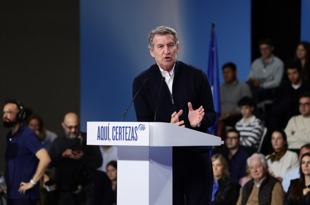El presidente del PP, Alberto Núñez Feijóo, interviene durante un acto de cierre de campaña, a 13 de marzo de 2026, en Valladolid, Castilla y León (España).