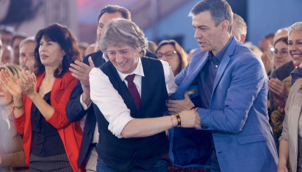 El presidente del Gobierno, Pedro Sánchez (d) y el candidato del PSOE a la Presidencia de la Junta de Castilla y León, Carlos Martínez (c), durante el cierre de la campaña del PSOE, a 13 de marzo 