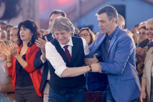 El presidente del Gobierno, Pedro Sánchez (d) y el candidato del PSOE a la Presidencia de la Junta de Castilla y León, Carlos Martínez (c), durante el cierre de la campaña del PSOE, a 13 de marzo de 2026, en Valladolid, Castilla y León (España).