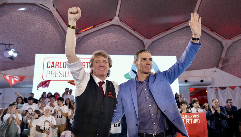 El candidato del PSOE a la Presidencia de la Junta de Castilla y León, Carlos Martínez (i) y el presidente del Gobierno, Pedro Sáncez (d), durante el cierre de la campaña del PSOE, a 13 de marzo d