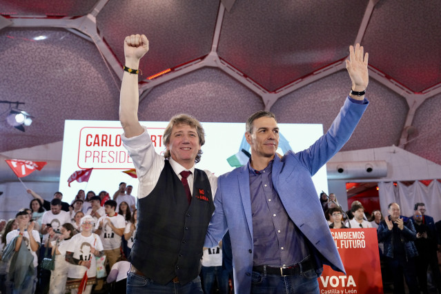 El candidato del PSOE a la Presidencia de la Junta de Castilla y León, Carlos Martínez (i) y el presidente del Gobierno, Pedro Sáncez (d), durante el cierre de la campaña del PSOE, a 13 de marzo de 2026, en Valladolid, Castilla y León (España)