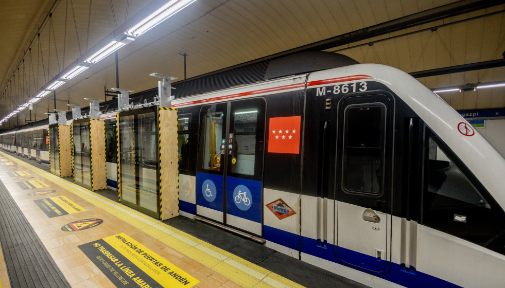 Archivo - Varias puertas de Andén colocadas recientemente, en la línea 6 del metro de Madrid, en la estación de Legazpi