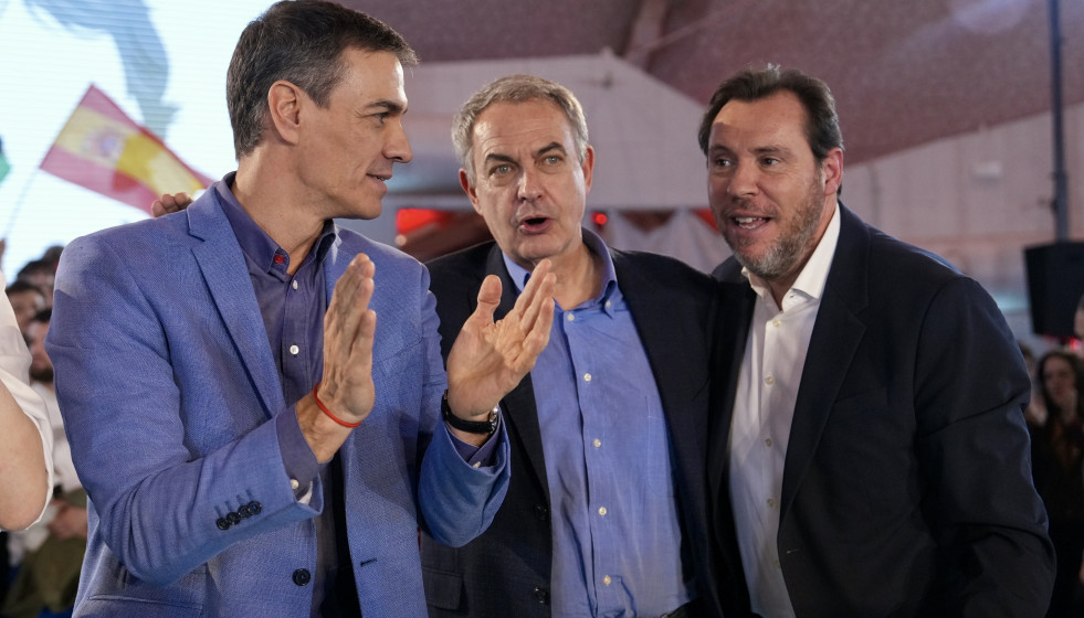 El presidente del Gobierno, Pedro Sánchez; el expresidente del Gobierno José Luis Rodríguez Zapatero y el ministro de Transportes y Movilidad Sostenible, Óscar Puente, durante el cierre de la camp