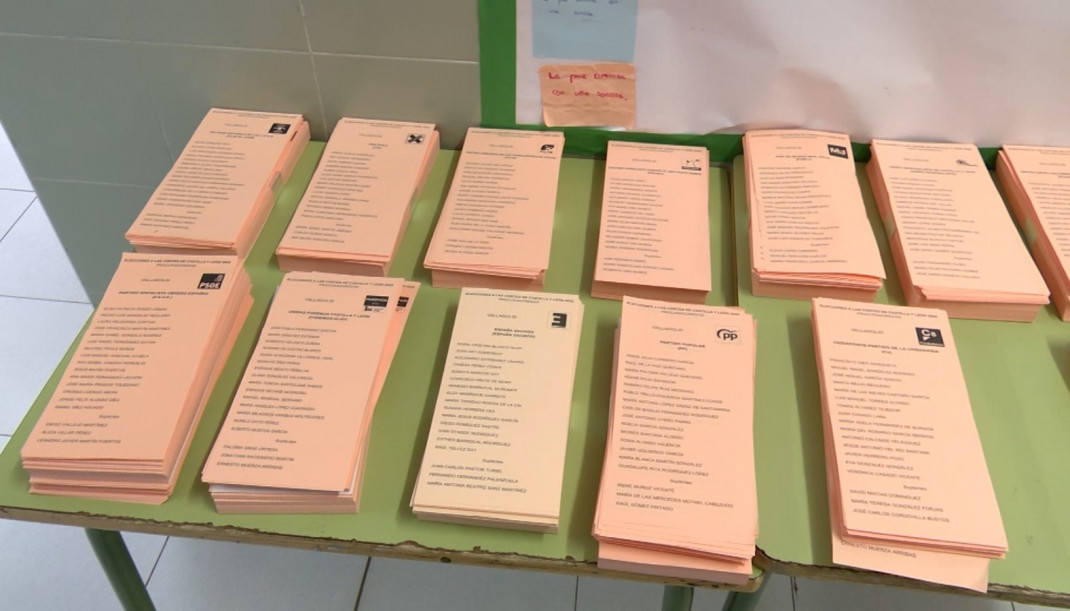 Archivo - Papeletas en un colegio electoral en las  elecciones en Castilla y León 2023.