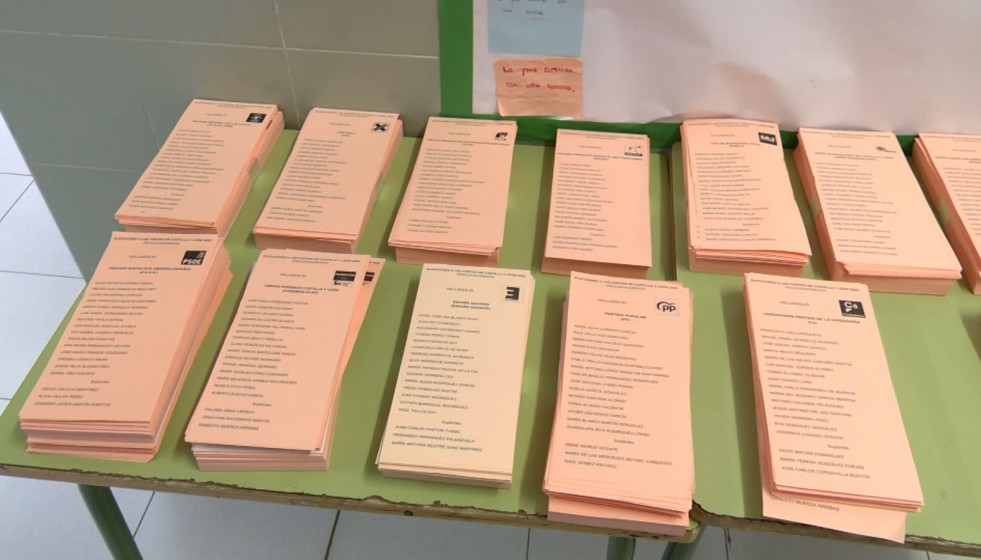 Archivo - Papeletas en un colegio electoral en las  elecciones en Castilla y León 2023.