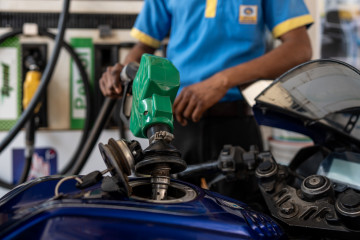 EuropaPress 7364780 march 10 2026 new delhi india petrol pump attendant fills fuel in bike at