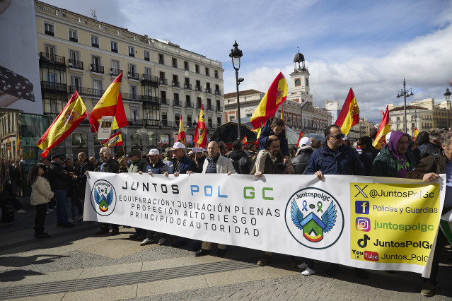 Decenas de personas durante la manifestación de policías nacionales y guardias civiles convocada por el sindicato JuntosPolGC, a 14 de marzo de 2026, en Madrid (España).