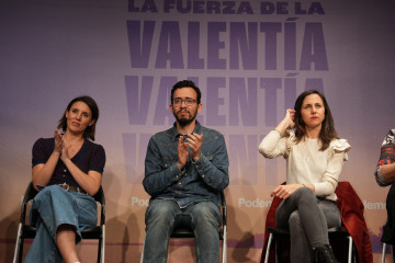 (I-D) La secretaria política de Podemos y eurodiputada, Irene Montero; el candidato de Podemos a la Presidencia de la Junta de Castilla y León, Miguel Ángel Llamas y la secretaria general de Podemo