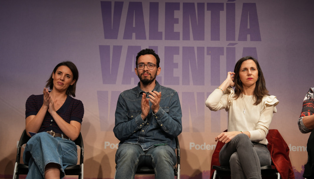 (I-D) La secretaria política de Podemos y eurodiputada, Irene Montero; el candidato de Podemos a la Presidencia de la Junta de Castilla y León, Miguel Ángel Llamas y la secretaria general de Podemo