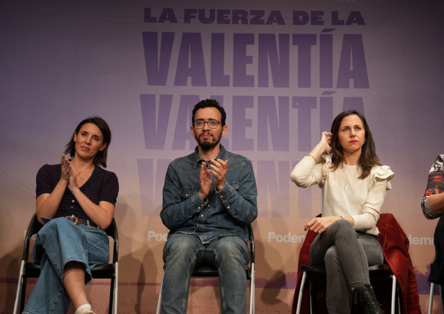 (I-D) La secretaria política de Podemos y eurodiputada, Irene Montero; el candidato de Podemos a la Presidencia de la Junta de Castilla y León, Miguel Ángel Llamas y la secretaria general de Podemos, Ione Belarra, durante el acto de cierre de campaña.