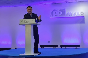 El portavoz parlamentario del PP-A, Toni Martín, interviene en el Congreso local del PP de Níjar (Almería).