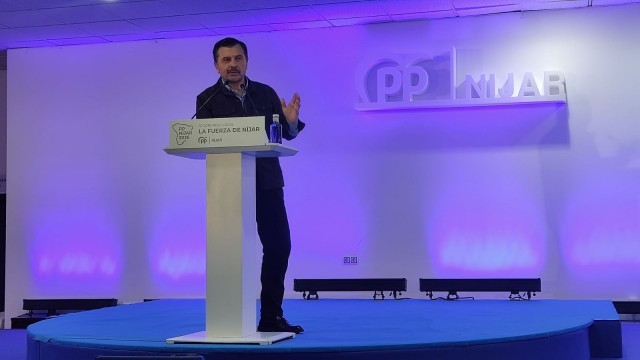 El portavoz parlamentario del PP-A, Toni Martín, interviene en el Congreso local del PP de Níjar (Almería).