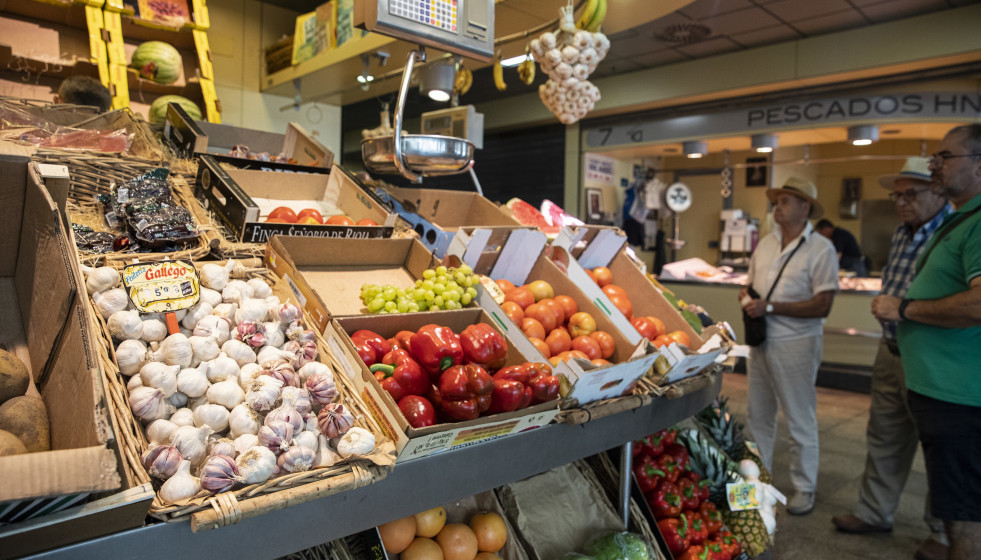 Archivo - Un puesto de frutas y verduras de un mercado de abastos