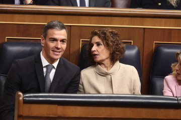 El presidente del Gobierno, Pedro Sánchez, y la vicepresidenta primera y ministra de Hacienda, María Jesús Montero, durante el acto institucional ‘Nuestra constitución más longeva’, en el Con
