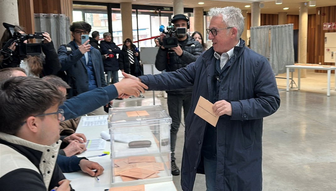 El candidato de Soria ¡Ya!, Ángel Ceña, ejerce su derecho a voto.