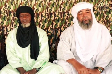 Archivo - Iyad ag Ghali (d), líder de JNIM, y Amadou Koufa (i)