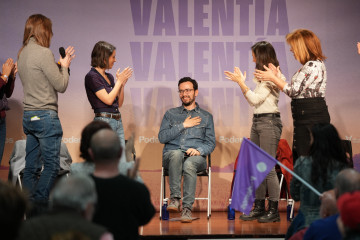 (2I-D) La secretaria política de Podemos y eurodiputada, Irene Montero; el candidato de Podemos, Miguel Ángel Llamas y la secretaria general de Podemos, Ione Belarra, durante el acto de cierre de ca