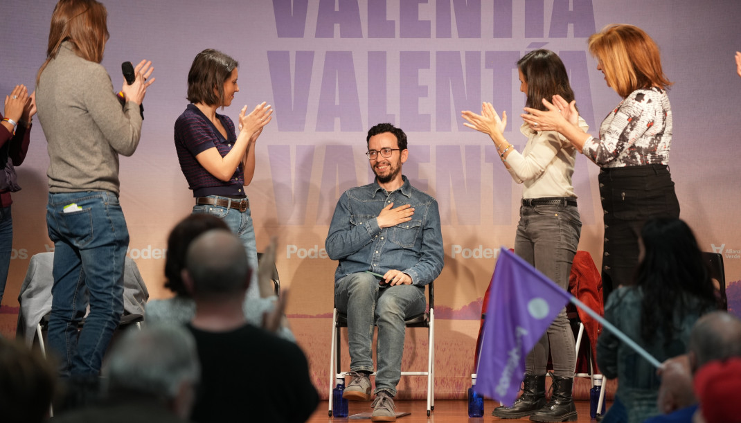(2I-D) La secretaria política de Podemos y eurodiputada, Irene Montero; el candidato de Podemos, Miguel Ángel Llamas y la secretaria general de Podemos, Ione Belarra, durante el acto de cierre de ca
