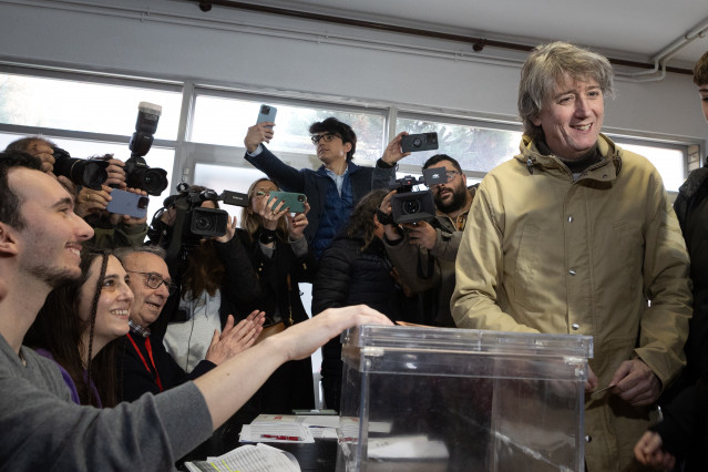 El candidato del PSOE a la Presidencia de la Junta de Castilla y León, Carlos Martínez, ejerce su derecho al voto, a 15 de marzo de 2026, en Soria, Castilla León (España).