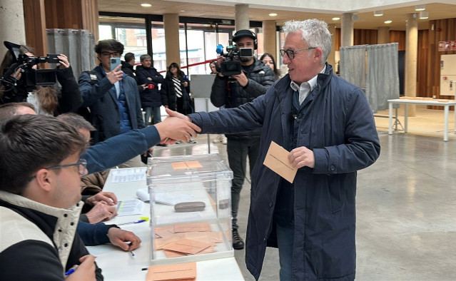 El candidato de Soria ¡Ya!, Ángel Ceña, ejerce su derecho a voto.