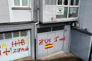 Aparecen pintadas contra la Ertzaintza y el consejero de Seguridad en Hernani (Gipuzkoa)