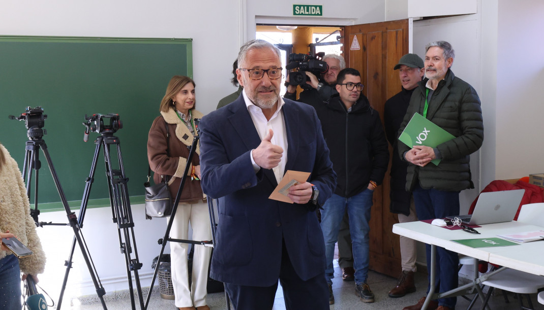 El candidato de Vox a la Presidencia de la Junta de Castilla y León, Carlos Pollán, ejerce su derecho al voto en Carbajal de la Legua (León).