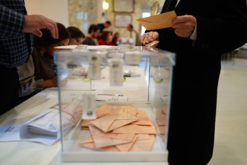 Una urna en un colegio electoral, a 15 de marzo de 2026, en Valladolid, Castilla León (España).